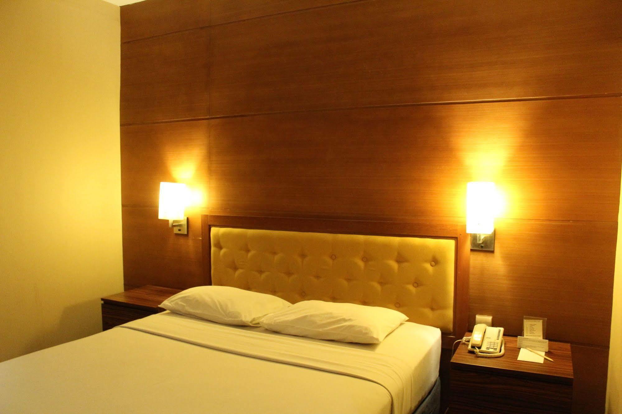 Hotel Mutiara Malioboro Γιογκιακάρτα Εξωτερικό φωτογραφία
